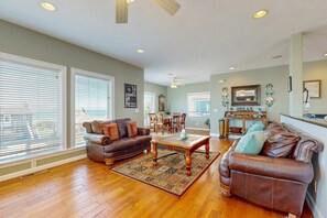TV, fireplace, DVD player, offices - Beautiful multi level home with theater game room and amazing ocean views (Lincoln City)
