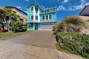 Exterior - Beautiful multi level home with theater game room and amazing ocean views (Lincoln City)