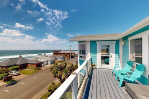 Terrace/patio - Beautiful multi level home with theater game room and amazing ocean views (Lincoln City)