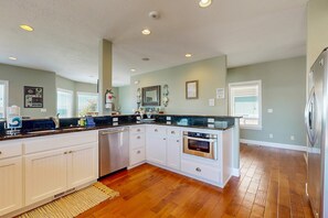 Fridge, microwave, oven, stovetop - Beautiful multi level home with theater game room and amazing ocean views (Lincoln City)