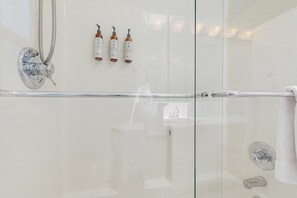 Een douche, een haardroger, handdoeken, shampoo