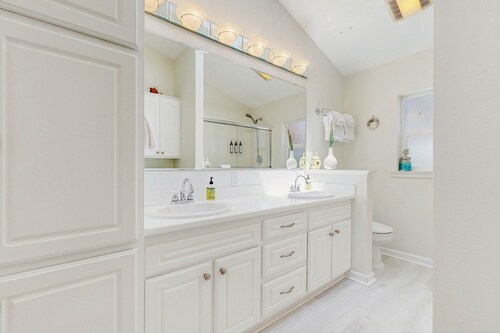 Cozy Dog-Friendly, Family Retreat Near the Beach