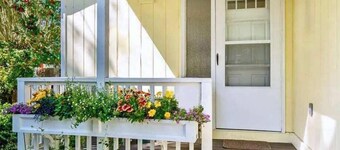 Cozy Dog-Friendly, Family Retreat Near the Beach
