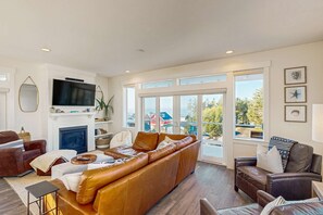 TV, fireplace - Beautiful family friendly home with private hot tub walk to beach shared pool (Lincoln City)