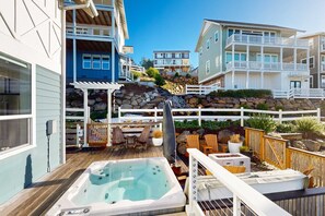 Outdoor spa tub - Beautiful family friendly home with private hot tub walk to beach shared pool (Lincoln City)