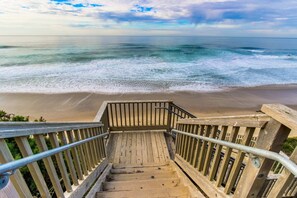 Beach nearby - Beautiful family friendly home with private hot tub walk to beach shared pool (Lincoln City)