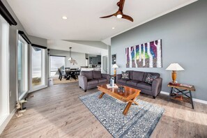 TV, video games, DVD player, offices - Oceanfront house with Ping Pong table and private hot tub overlooking the ocean (Cloverdale)