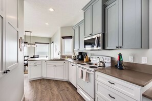 Fridge, microwave, oven, stovetop - Oceanfront house with Ping Pong table and private hot tub overlooking the ocean (Cloverdale)