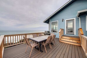 Outdoor dining - Oceanfront house with Ping Pong table and private hot tub overlooking the ocean (Cloverdale)