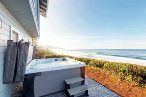 Terrace/patio - Oceanfront house with Ping Pong table and private hot tub overlooking the ocean (Cloverdale)