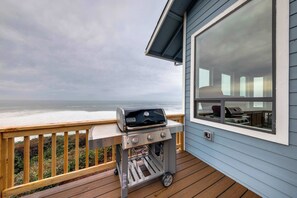 Property grounds - Oceanfront house with Pool table and private hot tub overlooking the ocean (Cloverdale)