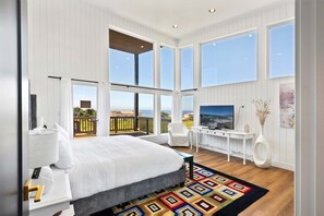 5 bedrooms, desk, iron/ironing board, WiFi - Spacious home with ocean view enclosed yard fireplace hut tub washer and dryer (Lincoln City)