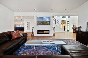 TV, fireplace - Spacious home with ocean view enclosed yard fireplace hut tub washer and dryer (Lincoln City)