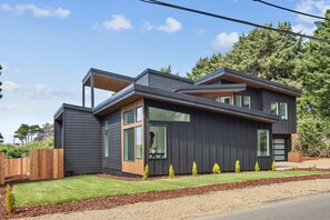 Exterior - Spacious home with ocean view enclosed yard fireplace hut tub washer and dryer (Lincoln City)