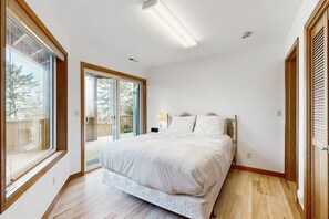 3 bedrooms, iron/ironing board, WiFi, bed sheets - Dog Friendly Home with Private Hot Tub and Views of Proposal Rock and the Ocean (Neskowin)