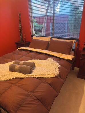 办公桌、熨斗/熨衣板、旅行婴儿床、WiFi