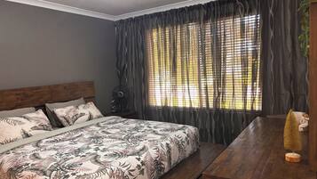 Bureau, fer et planche Ă repasser, lit parapluie, Wi-Fi