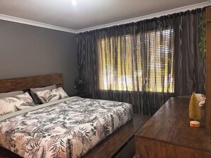 Bureau, fer et planche à repasser, lit parapluie, Wi-Fi