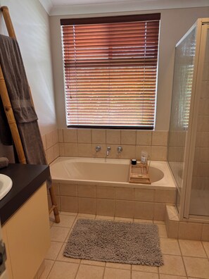 Shower, hair dryer, towels, soap - Luxury Retreat with Swim Spa, Outdoor Bar, 4 Bedrooms 2 Bathrooms! (Canning Vale)