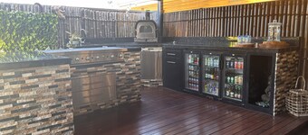 Luxury Retreat with Swim Spa, Outdoor Bar, 4 Bedrooms 2 Bathrooms!