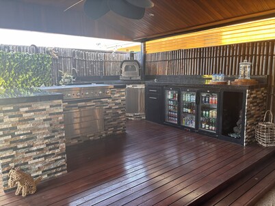Luxury Retreat with Swim Spa, Outdoor Bar, 4 Bedrooms 2 Bathrooms!