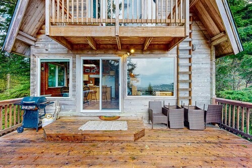 Dog friendly cabin with ocean view fast WiFi fireplace and washer dryer