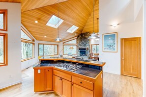 Fridge, microwave, oven, stovetop - Luxury Riverfront Home with Several Acres Hot Tub and Swimming Holes Dogs OK (Cloverdale)