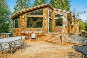 Outdoor dining - Luxury Riverfront Home with Several Acres Hot Tub and Swimming Holes Dogs OK (Cloverdale)