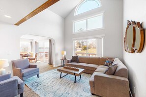 Télévision, cheminée, baby-foot, espaces bureaux