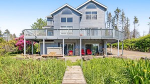 Une maison à deux étages avec un balcon et une véranda.