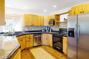 ثلاجة، ميكروويف، فرن، موقد طهي مسطح