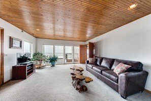 TV, fireplace, DVD player, offices