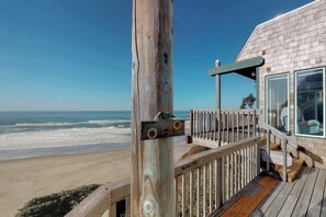 On the beach - Dog Friendly Oceanfront House with Stunning Views Multi Level Deck and Fireplace (Cloverdale)