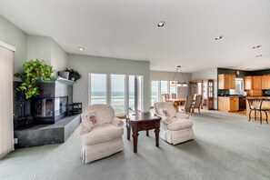 TV, fireplace, DVD player, offices - Dog Friendly Oceanfront House with Stunning Views Multi Level Deck and Fireplace (Cloverdale)