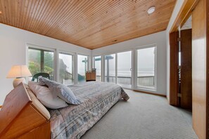 3 bedrooms, Internet, bed sheets - Dog Friendly Oceanfront House with Stunning Views Multi Level Deck and Fireplace (Cloverdale)