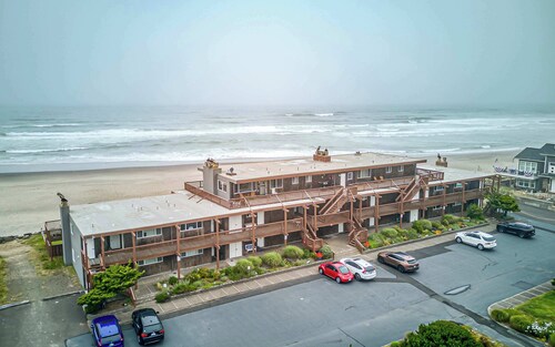 Oceanfront Condo with Sweeping Views and Beach Access