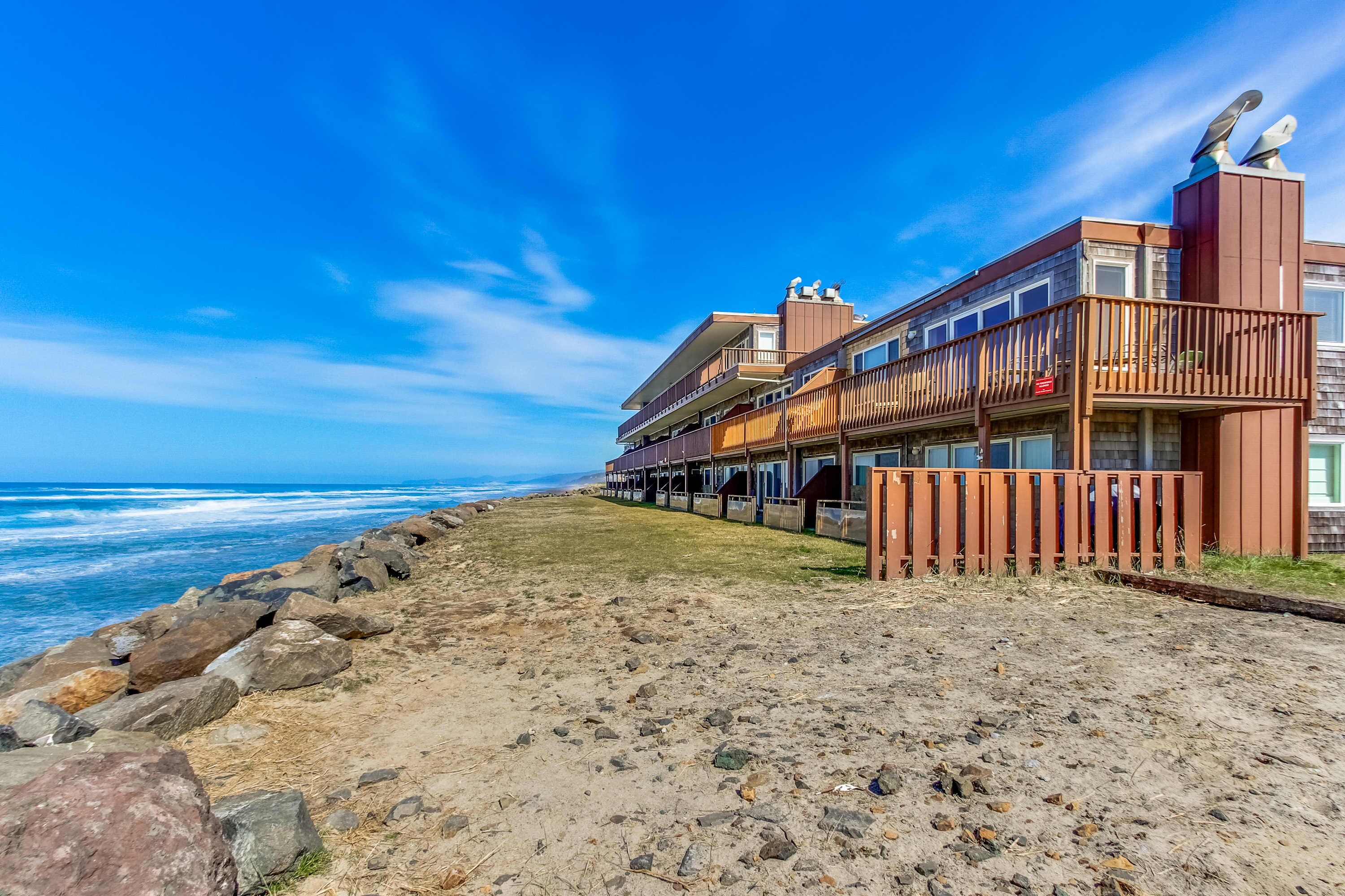 Hotel na praia com várias varandas com vista para o oceano.