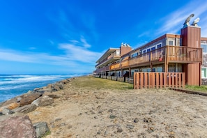 Beach - Modern and Colorful Condo Right Next to Beach (Neskowin)