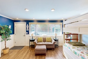 1 bedroom, WiFi, bed sheets - Modern and Colorful Condo Right Next to Beach (Neskowin)