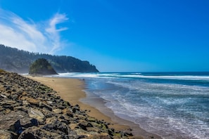 Beach - Modern and Colorful Condo Right Next to Beach (Neskowin)