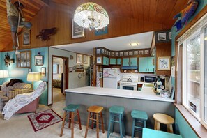 Interior - Two Blocks to Beach Vintage House with Tranquil Garden (Neskowin)