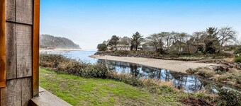 Vibrant polished condo with oceanfront views patio and with D access