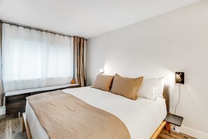 1 habitación, tabla de planchar con plancha, cuna de viaje y wifi 