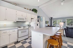 Fridge, microwave, oven, stovetop - Serene home with entertainment full kitchen and easy beach access (Neskowin)