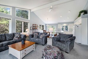 TV, fireplace, DVD player, stereo - Serene home with entertainment full kitchen and easy beach access (Neskowin)