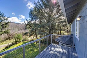 Terrace/patio - Serene home with entertainment full kitchen and easy beach access (Neskowin)
