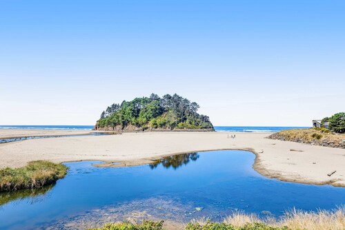 Dog friendly oceanfront condo with beach access and Proposal Rock view