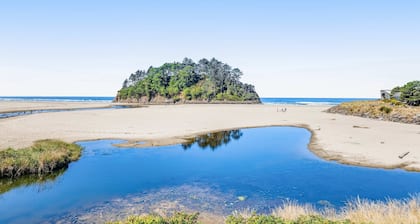 Dog friendly oceanfront condo with beach access and Proposal Rock view