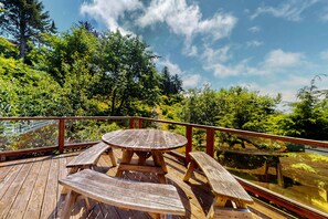 Outdoor dining - Family Friendly Home with Hot Tub Ocean View and Entertainment Near Beach (Neskowin)