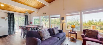 Family Friendly Home with Hot Tub Ocean View and Entertainment Near Beach